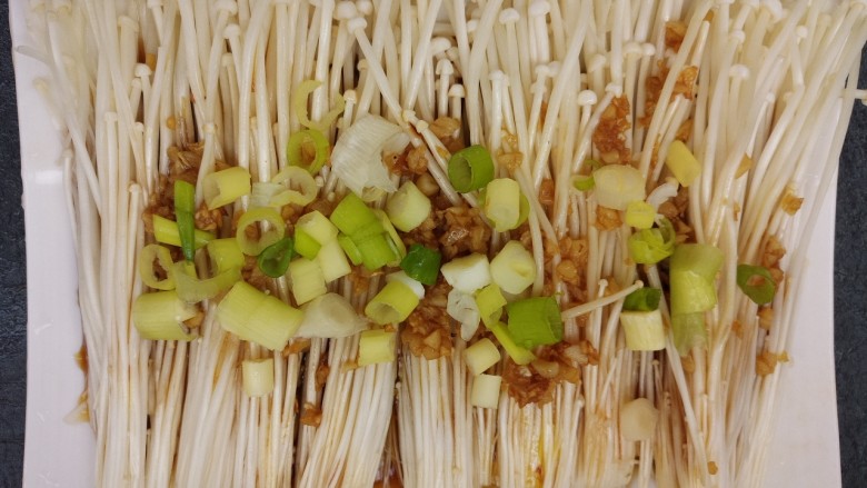 香葱蒜蓉金针菇,再撒点<a style='color:red;display:inline-block;' href='/shicai/ 3250'>葱</a>花