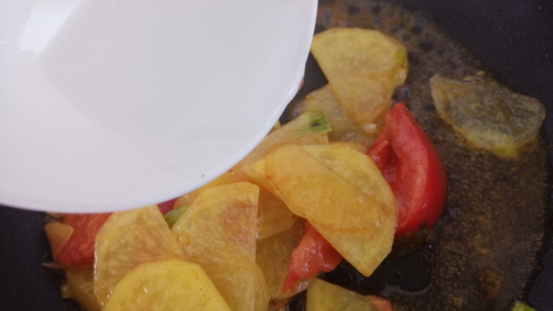 家常西红柿炒土豆片,翻炒几下以后,加半碗水