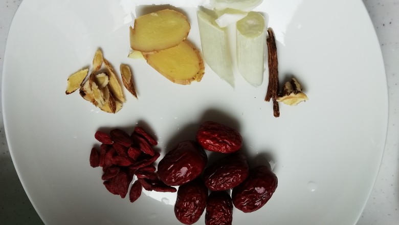 黄芪当归鸡汤,准备好其它材料。