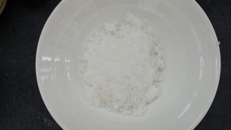 葡萄干蛋挞,准备60g<a style='color:red;display:inline-block;' href='/shicai/ 10588'>糖</a>