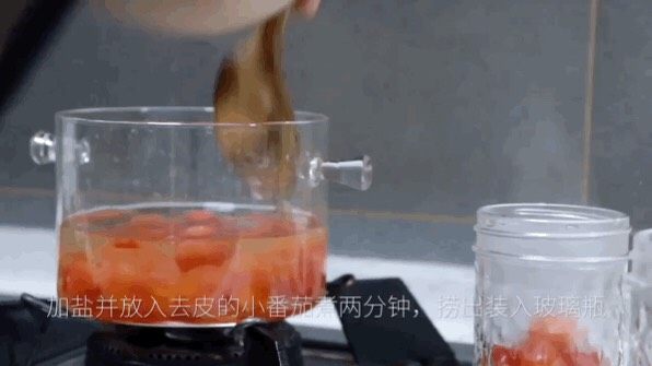 了不起的小番茄 《小森林》:番茄罐头&番茄意面,在刚在烫过番茄的水里加入适量盐,放入剥皮的番茄小火煮两分钟,然后捞出装入消毒过的玻璃瓶里。