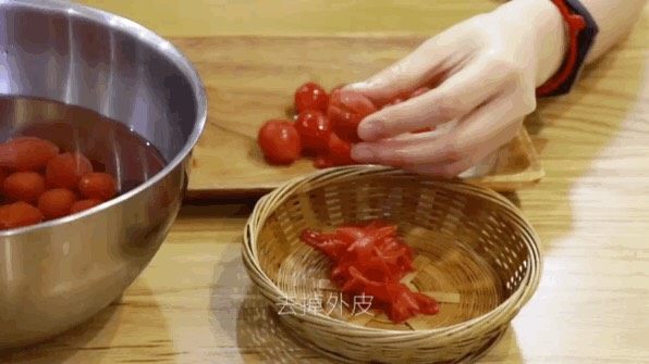 了不起的小番茄 《小森林》:番茄罐头&番茄意面,顺着划过十字的地方把外皮剥下,被热水烫过后,果皮被划过的地方会与果肉迅速分离,非常容易就剥出完整的番茄。