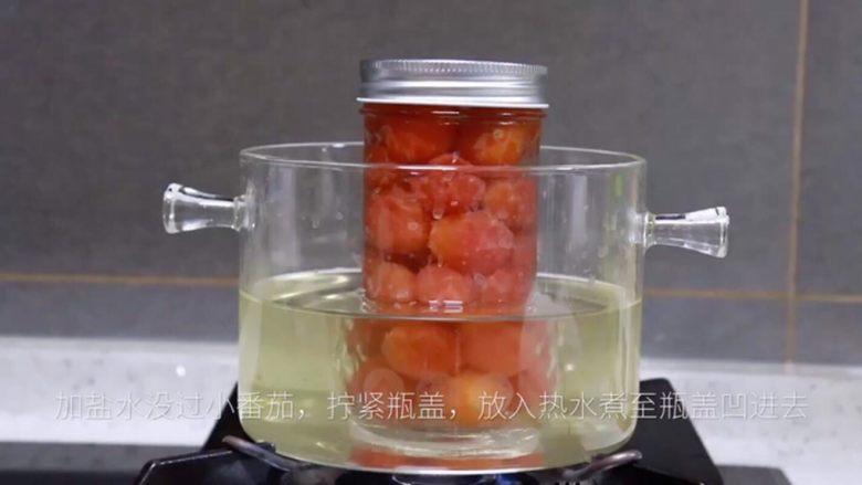 了不起的小番茄 《小森林》:番茄罐头&番茄意面,为了更彻底地杀死细菌,延长保存时间,玻璃瓶拧好瓶盖后放入开水继续煮一会。