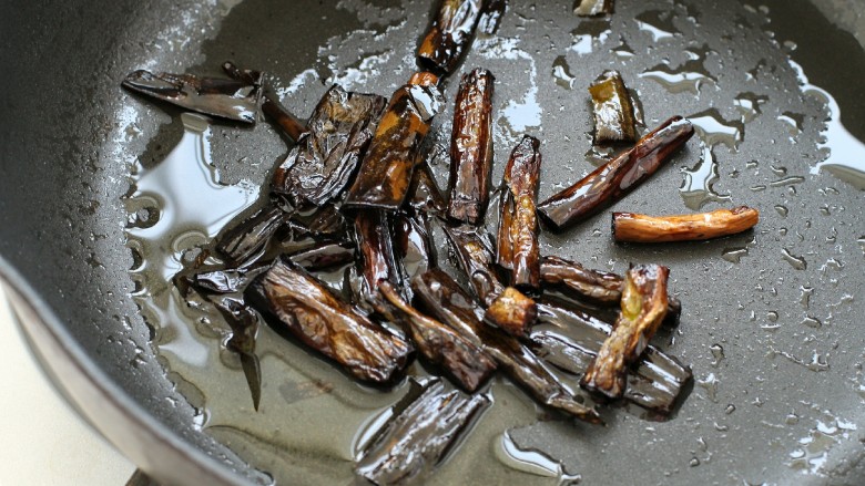 葱油腐竹,锅中倒适量食用油,放入葱段小火炒至焦黄色捞出丢弃