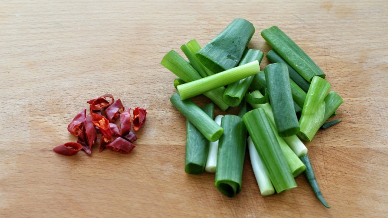 葱油腐竹,<a style='color:red;display:inline-block;' href='/shicai/ 157'>小葱</a>切段,红干椒也切成小段