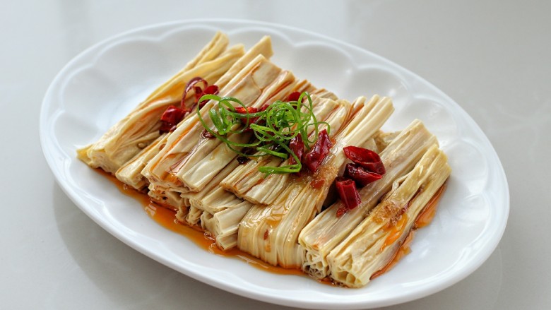 葱油腐竹,将葱油淋到红干椒上榨出香味,放葱丝装饰,吃的时候拌一下就可以了