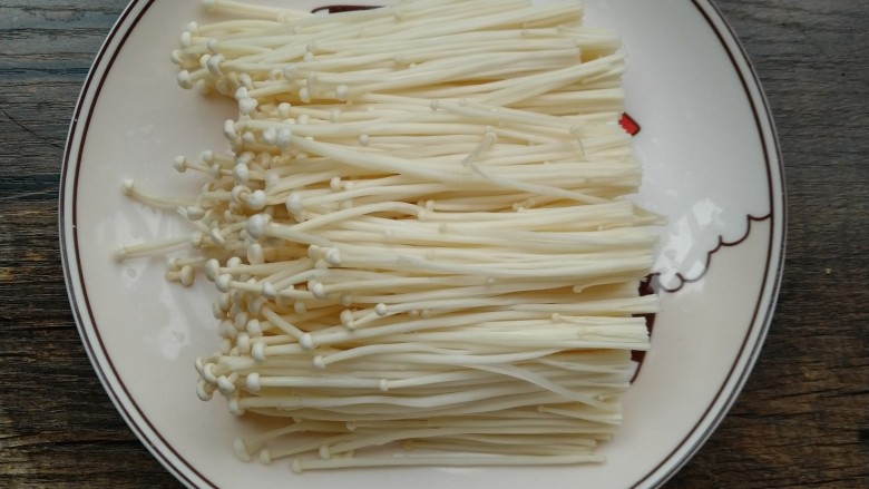 香烤培根金针菇,金针菇切去根部,洗净沥干水份备用。