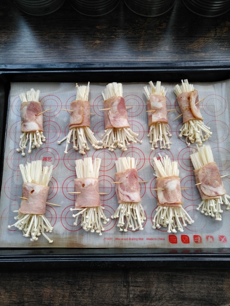 香烤培根金针菇,放如烤盘上下火200度,20分钟即可(每个人的烤箱不一样 具体温度 时间自己掌握)。