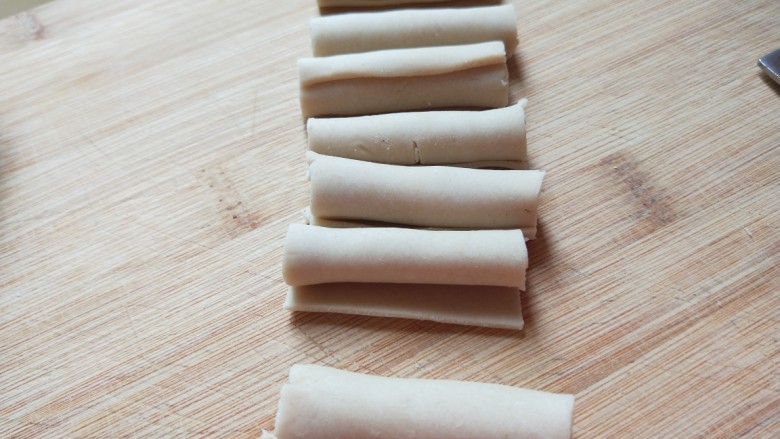 莜面卷,不用卷的太紧,松松卷起切开。