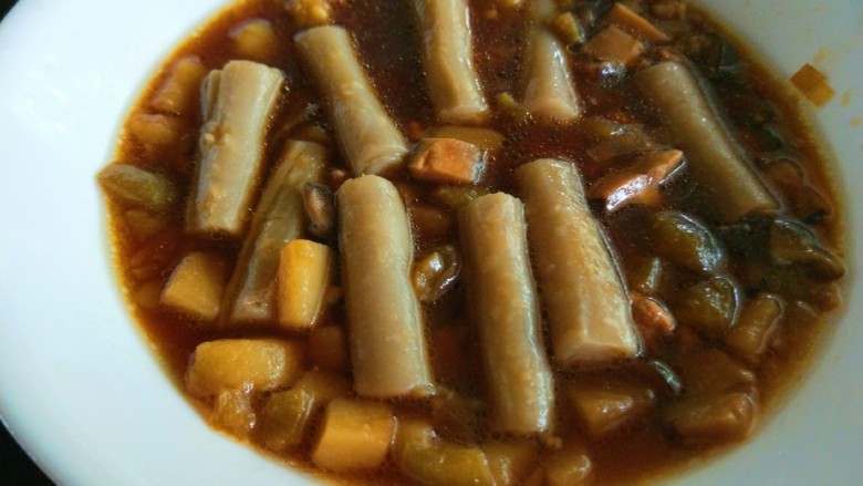 莜面卷,香菇肉末卤,加上土豆茄子卤,加一勺油辣子,倒入醋,把莜面卷放入碗中,可以吃了,有没有馋到你。