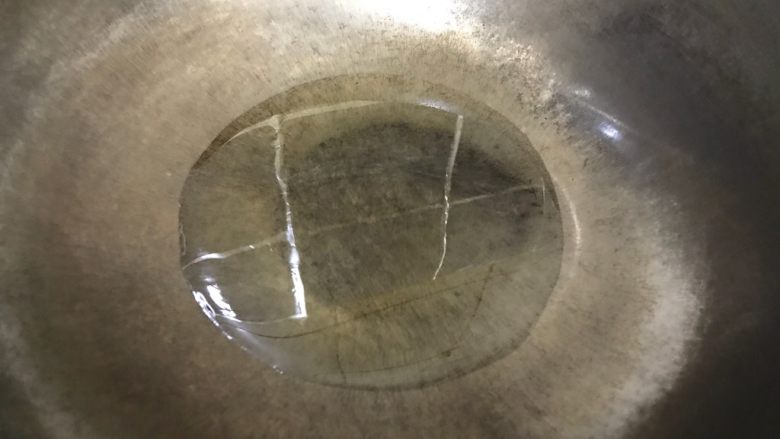 莴笋贝丁,起油锅,热锅凉油