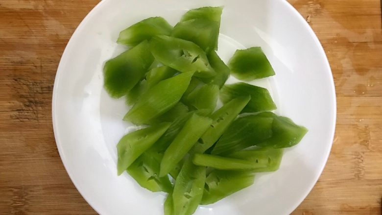 莴笋贝丁,切成滚刀块,控干水分,备用