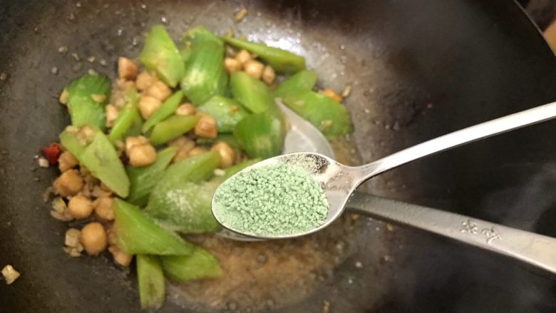 莴笋贝丁,加一丢丢蔬之鲜(鸡精),翻炒均匀,即可