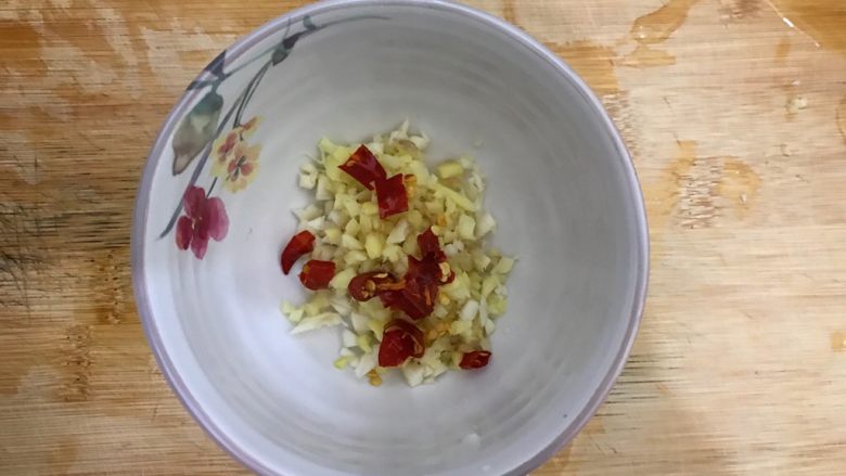 莴笋贝丁,喜欢的话可以加少许干辣椒,不喜欢就不要加了,全部放在一起,备用