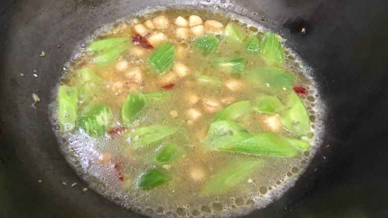 莴笋贝丁,盖上锅盖,转小火,煮2.3分钟