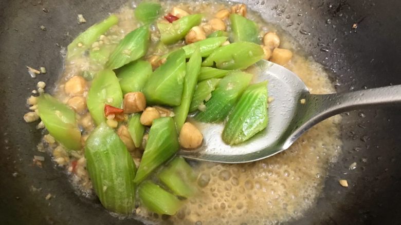 莴笋贝丁,2.3分钟后打开锅盖,转中大火,翻炒至汤汁收紧