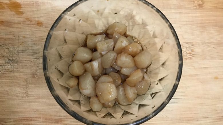 莴笋贝丁,加少许料酒,少许生抽,少许胡椒粉,抓均匀,腌制,备用