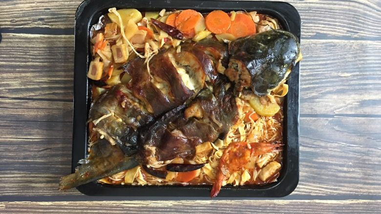 烤鱼-鲶鱼,在烤10分钟