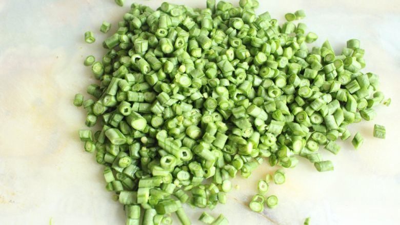 豆角猪肉生煎包,<a style='color:red;display:inline-block;' href='/shicai/ 3639'>豆角</a>洗净之后,切成小段