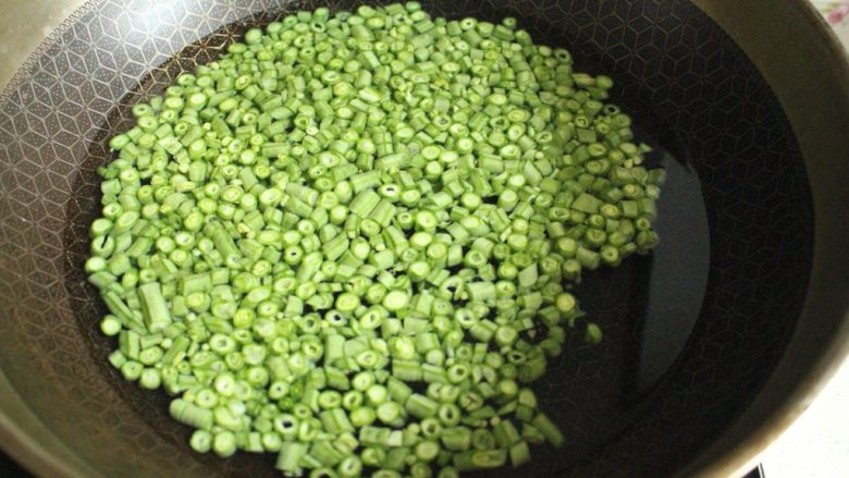 豆角猪肉生煎包,锅中烧热水,放入热水中焯2分钟后取出