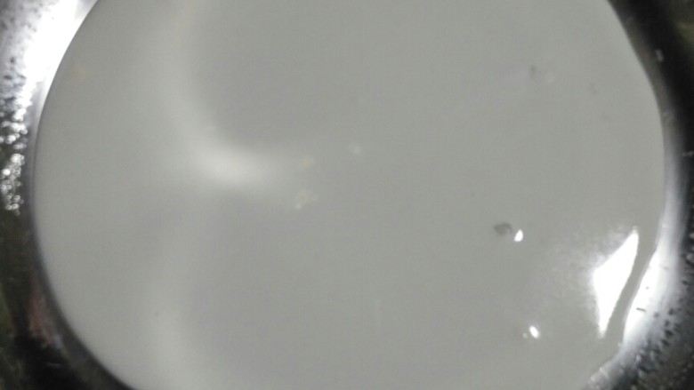 无辣版麻将凉皮,蒸锅上汽后,把淀粉水倒盘子里,蒸3-5分钟,看水厚度
