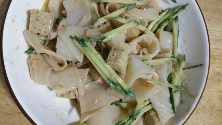 无辣版麻将凉皮,拌好了,又当饭,又当菜,超级好吃,为什么不放辣椒和葱蒜,有娃的日子相信大家都懂,爱吃的可以加自己喜欢的调料