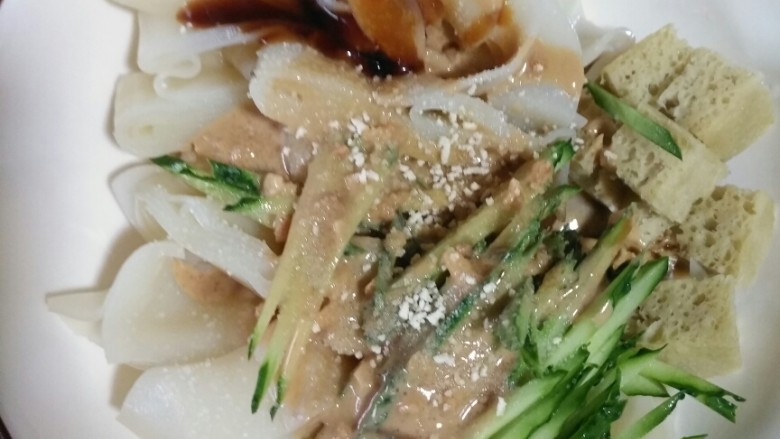 无辣版麻将凉皮,加入蘑菇鲜,醋,素蚝油盐