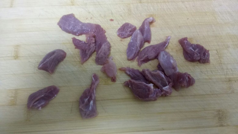 自制美味肉松,去筋,照着纹路切小块。