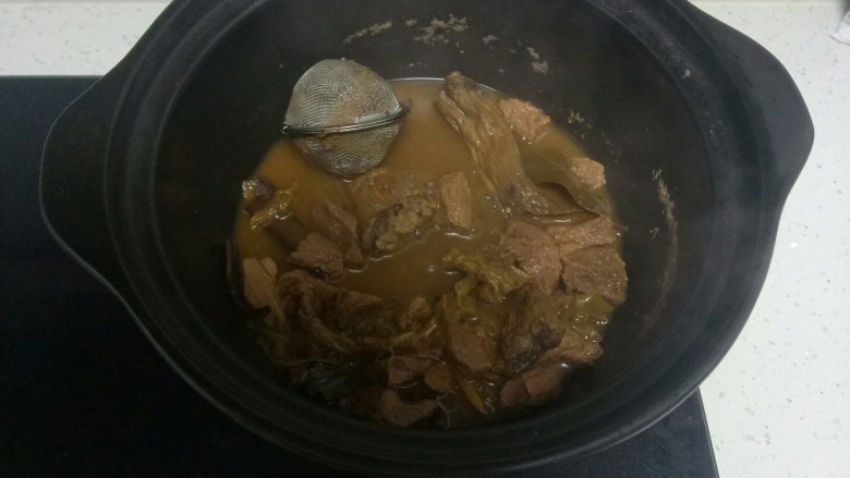 自制美味肉松,转小火煮90分钟,煮至肉轻轻一压就可以散开。