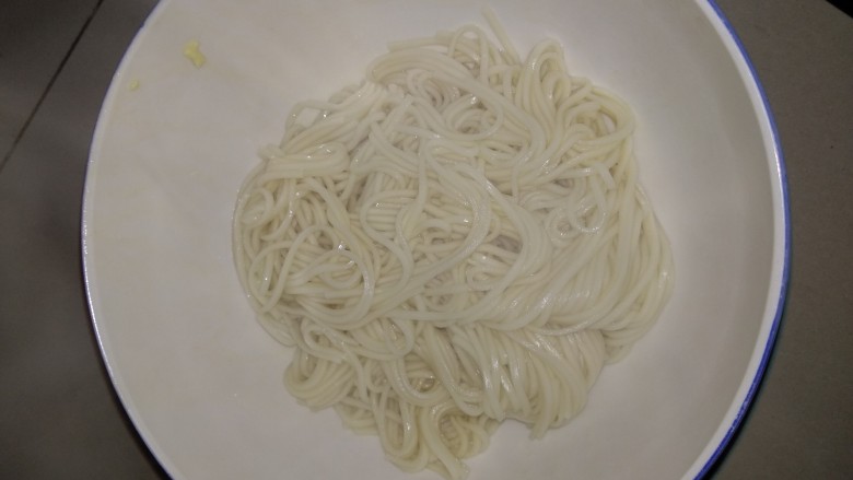 西红柿黄瓜鸡蛋虾仁面,炒菜时同时煮面