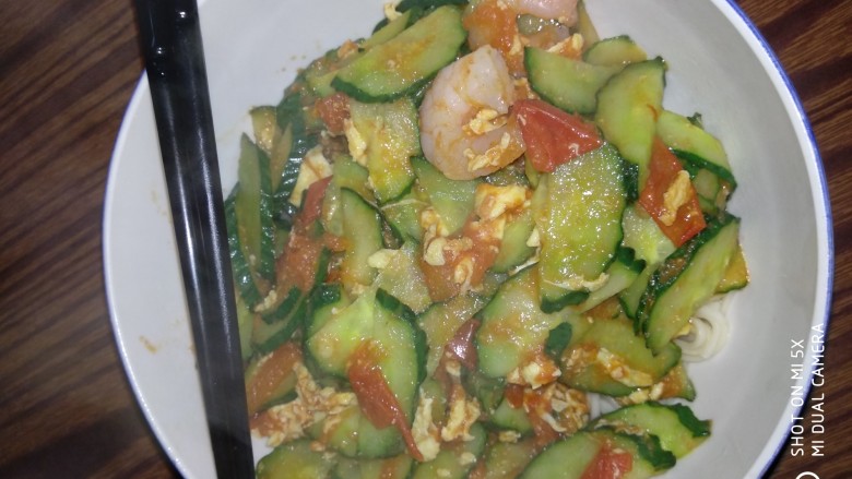 西红柿黄瓜鸡蛋虾仁面,把炒好的菜铺到面上