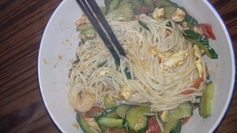 西红柿黄瓜鸡蛋虾仁面,拌匀，开吃