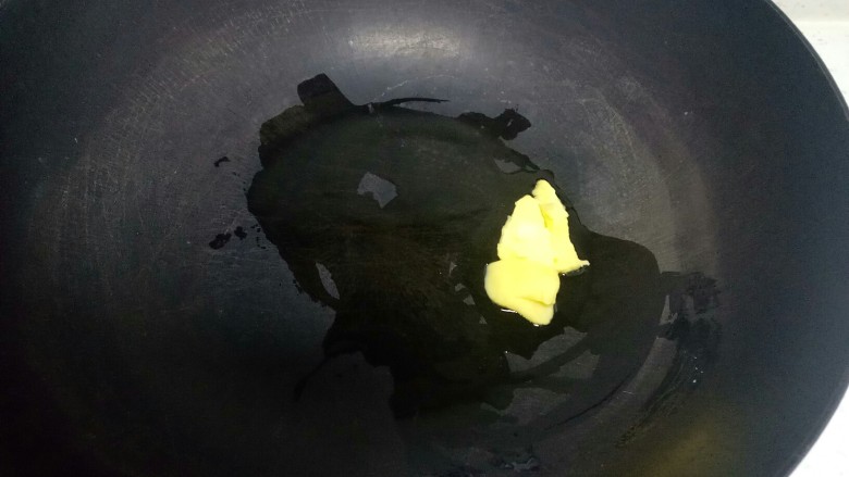 自制美味肉松,把黄油倒入锅中,小火融化。