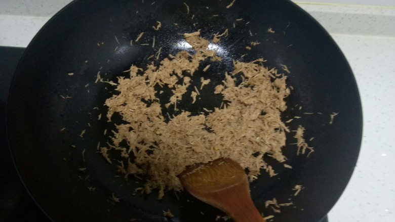 自制美味肉松,倒入肉松,小火炒。