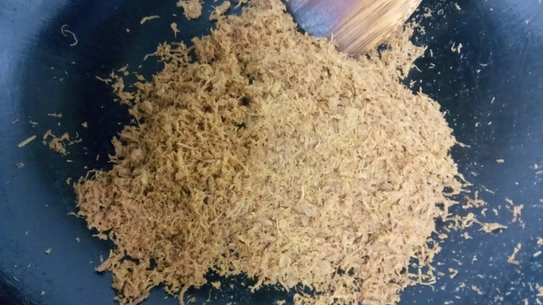 自制美味肉松,不停用小火翻炒,避免炒焦,直至炒干水分。