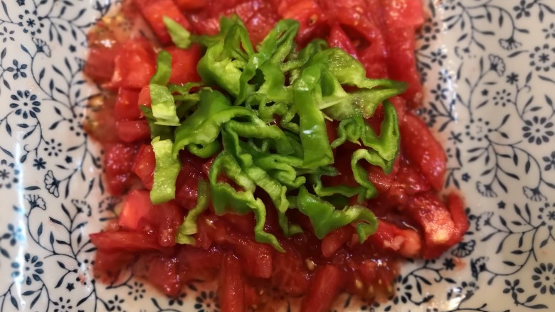 蕃茄拌秋葵,蕃茄洗净去皮切成小的四方块,铺在盘底。<a style='color:red;display:inline-block;' href='/shicai/ 82290'>薄皮青椒</a>切成粗一些的条铺在蕃茄上面。