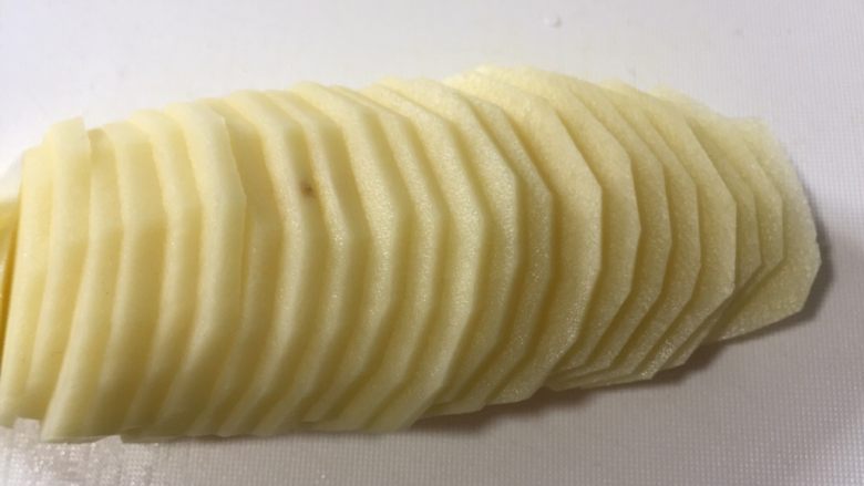 广式腊肠炒土豆,土豆切片,不要太薄