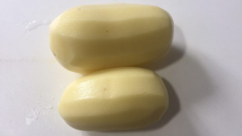 广式腊肠炒土豆,土豆去皮清洗干净,新土豆较好