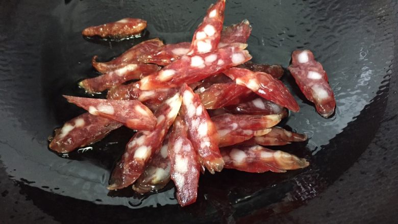 广式腊肠炒土豆,锅里放少许油煎香肠,小火哦,一部分油会出来可以放一小勺开水,充分保证香肠的成熟和香肠口感不会发干