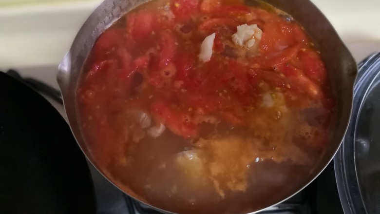 蕃茄冬瓜棒骨汤,加盐。然后盖上锅盖,小火煮2小时左右。