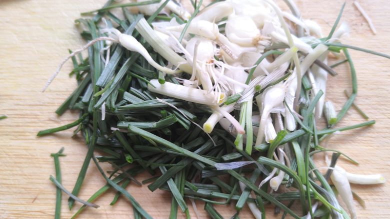 野山蒜煎大虾,切成小段,