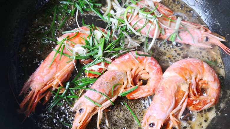 野山蒜煎大虾,等到糖变深色,放入野山蒜,过一会儿就可以关火啦,
