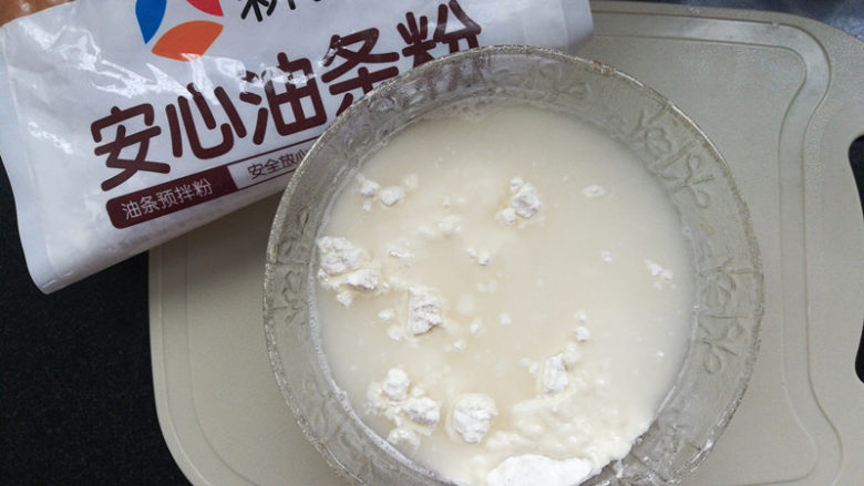 脆皮油条,油条粉中加入温水。温水的量是油条粉的百分之68,所以200克油条粉就得用136克温水。