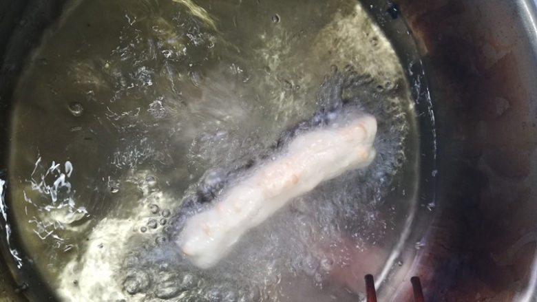 脆皮油条,油锅倒油,油温达到200度,放入油条。快速翻动。