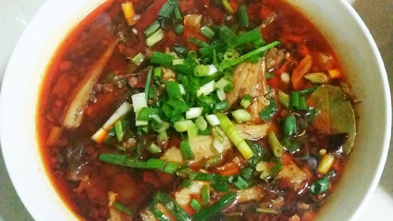 麻辣耗儿鱼,起锅装盘，撒上葱花即可。