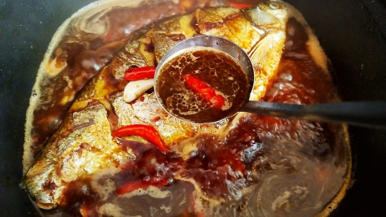 红烧武昌鱼,期间朝鱼身上浇汤汁,方便其入味