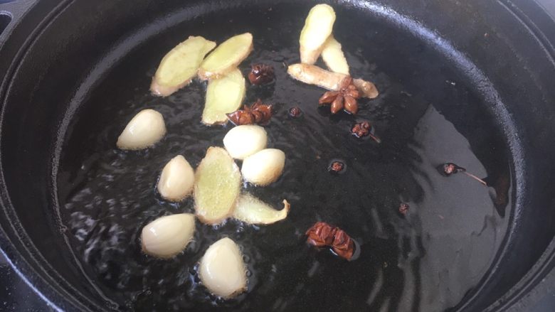 铁锅版红烧小黄花鱼,锅烧热,放少许油,放入姜蒜、八角、花椒煸炒出香味。