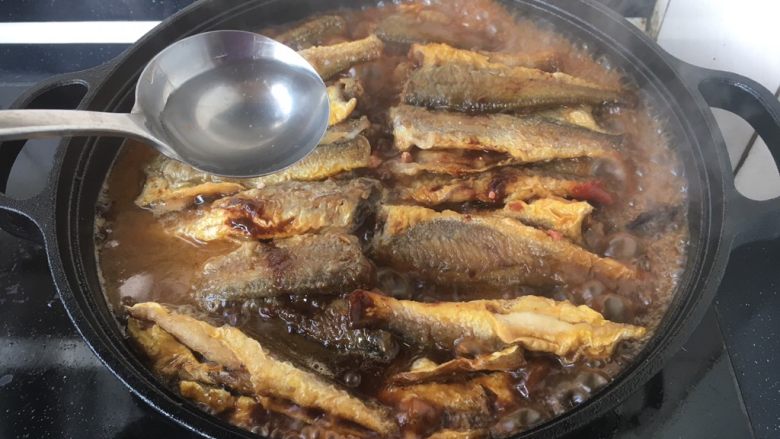 铁锅版红烧小黄花鱼,放入与食材齐平的水,大火煮开,大火炖5分钟左右。