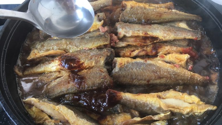 铁锅版红烧小黄花鱼,放入1勺白酒(料酒)。