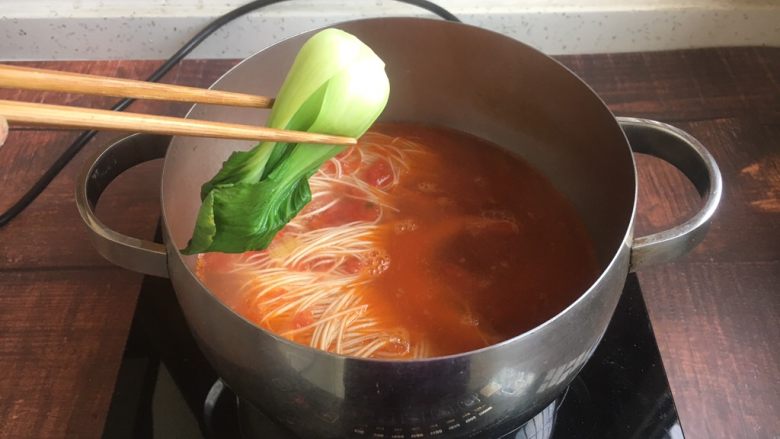 #了不起的小番茄# 番茄鲜虾蔬菜鸡蛋挂面汤(早餐),放入小油菜。